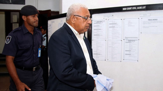 L'ancien premier ministre fidjien Frank Bainimarama, menotté, quitte le tribunal après avoir été condamné à Suva le 9 mai 2024.