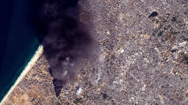 На снимке, сделанном в ноябре 2023 года, виден большой столб дыма, поднимающийся над водоочистной станцией в городе Газа.