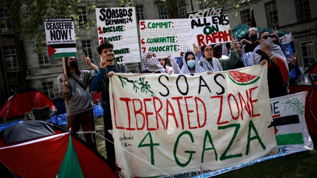 Des étudiants brandissent des pancartes et scandent des slogans lors d'un rassemblement sur le campus de la School of Oriental and African Studies (SOAS) à Londres, le 8 mai 2024. 