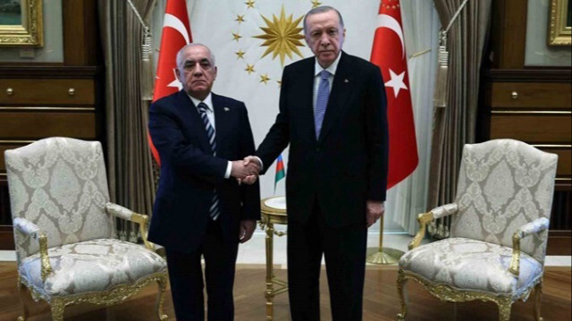 Le Président turc, Recep Tayyip Erdogan (D) et le Premier ministre azerbaïdjanais, Ali Asadov (G) au Complexe présidentiel d'Ankara en Turkiye, le 08 mai 2024.
