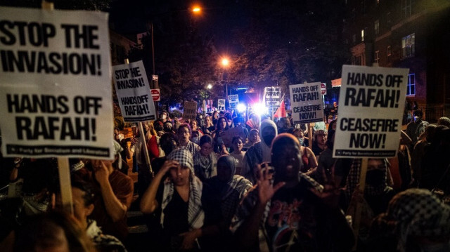 Des étudiants pro-palestiniens manifestent contre le "génocide" en cours à Gaza, à l'Université George Washington, à Washington, DC, le 7 mai 2024 .