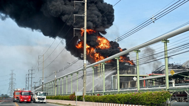Des pompiers s'efforcent d'éteindre un incendie dans un réservoir de stockage de gaz au port industriel de Maptaphut dans la province de Rayong, dans l'est de la Thaïlande, le 9 mai 2024. 
