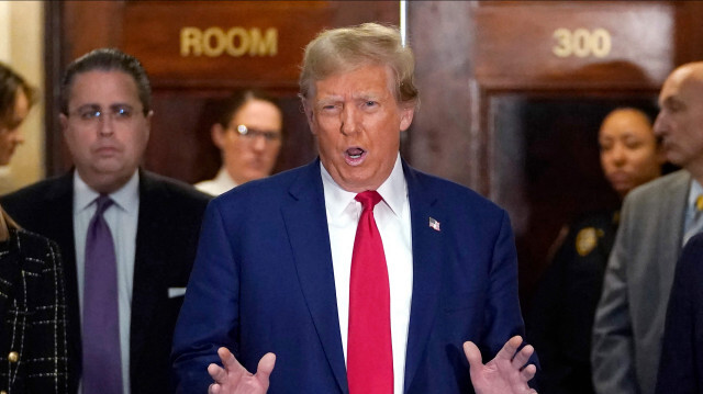 L'ancien président américain Donald Trump s'adresse à la presse à son arrivée à la Cour suprême de l'État de New York lors du procès pour fraude civile contre la Trump Organization, à New York City, le 11 janvier 2024.