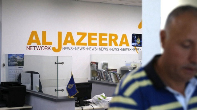 Un employé du réseau d'information et de la chaîne de télévision Al Jazeera, est vu dans les bureaux de la chaîne à Jérusalem.