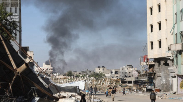 De la fumée s'élève après que l'aviation israélienne avait lancé une série d'intenses raids sur les quartiers Zeitoun, Tal Al-Hawa et Al-Sabra dans la bande de Gaza le 09 mai 2024.