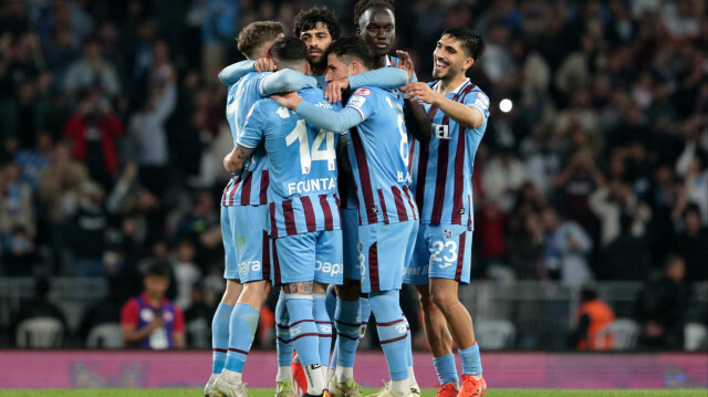 Les joueurs de Trabzonspor célébrent leur qualification en finale de la Coupe de Türkiye, à Istanbul, le 8 mai 2024, apres avoir éliminé Fatih Karagumruk.