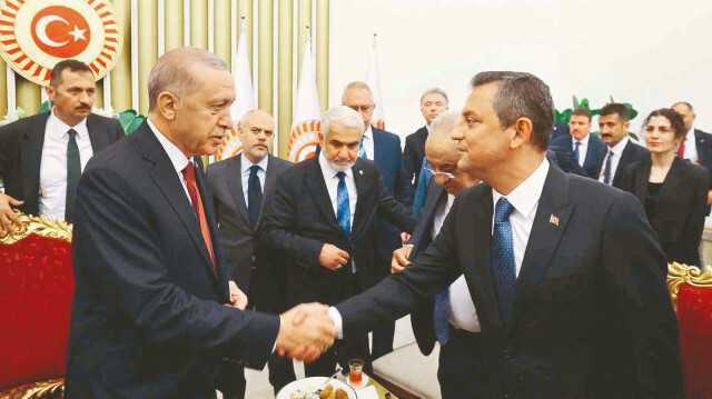 Cumhurbaşkanı Recep Tayyip Erdoğan, CHP Genel Başkanı Özgür Özel
