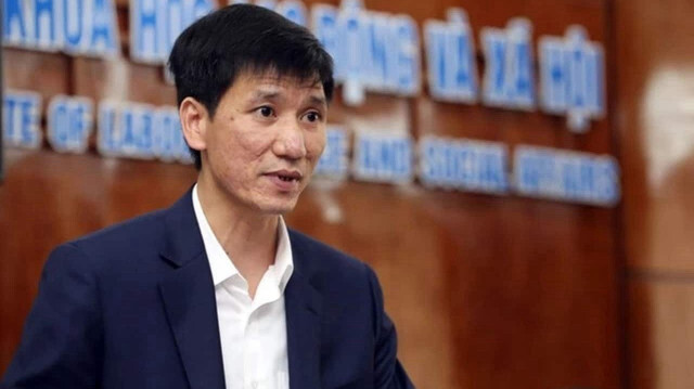  Nguyen Van Binh, directeur du département des affaires juridiques du ministère du travail du Vietnam, a été arrêté en vertu de l'article 337 du code pénal pour avoir divulgué des secrets d'État.