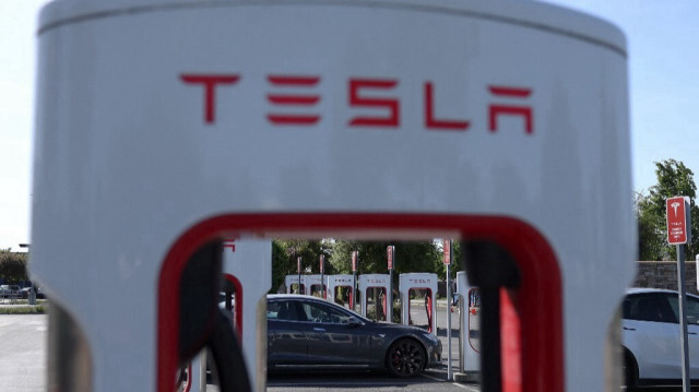 Une voiture électrique Tesla recharge sa batterie dans une station Superchargeur Tesla le 2 mai 2024 à Petaluma, en Californie. 