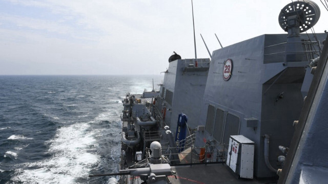 Le destroyer lance-missiles de classe Arleigh Burke USS Halsey (DDG 97) effectuant des opérations de routine en cours lors de son passage dans le détroit de Taïwan le 8 mai 2024.