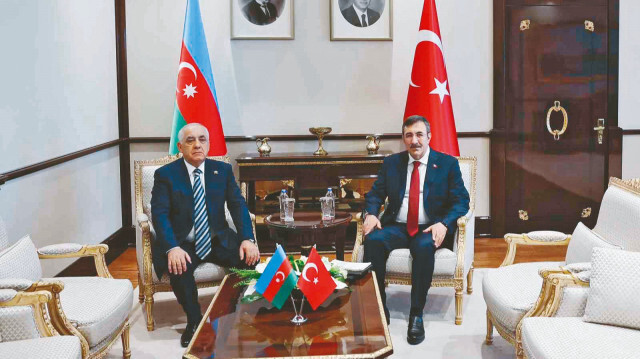 Cumhurbaşkanı Yardımcısı Cevdet Yılmaz, Azerbaycan Başbakanı Ali Asadov ile 
baş başa görüştü.