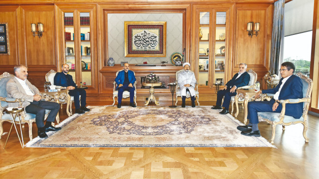 Diyanet İşleri Başkanı Ali Erbaş, valideleri Hacı Gülbeyaz Albayrak’ı Hakk’a uğurlayan Albayrak ailesine taziye ziyaretinde bulundu. 