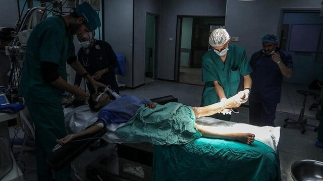 بإمكانيات محدودة.. أطباء يجرون عمليات جراحية لمصابين شمال غزة 
