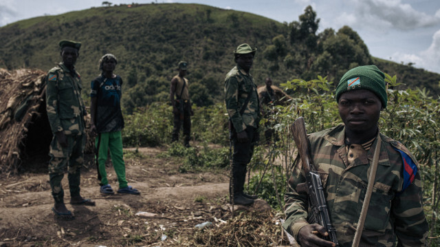 Militants "Mai-Mai" et soldats des FARDC (Forces armées de la RDC) sur une position militaire de première ligne au-dessus de la ville de Kibirizi, contrôlée par la rébellion du M23, province du Nord-Kivu, Est de la République démocratique du Congo, le 14 mai 2024. 