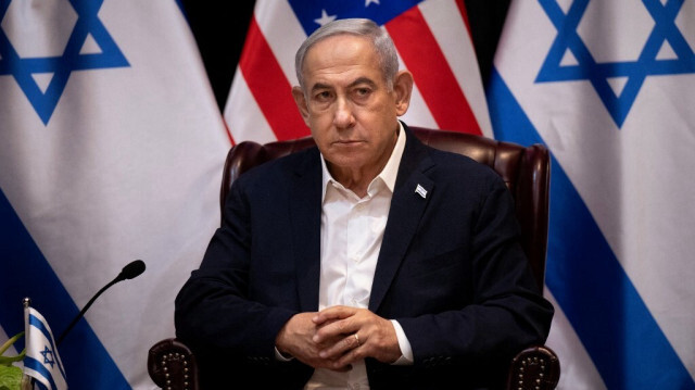 Le Premier ministre israélien Benjamin Netanyahu attend le début de la réunion du cabinet de guerre israélien, à laquelle participe également le président américain, à Tel Aviv, le 18 octobre 2023.