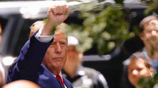 L'ancien président des États-Unis et candidat républicain à la présidence, Donald Trump, quittant la Trump Tower à New York le 31 mai 2024. Donald Trump est devenu le premier ancien président des États-Unis à être condamné pour un crime après qu'un jury new-yorkais l'a reconnu coupable de tous les chefs d'accusation dans l'affaire des pots-de-vin, quelques mois avant une élection qui pourrait le voir revenir à la Maison-Blanche.