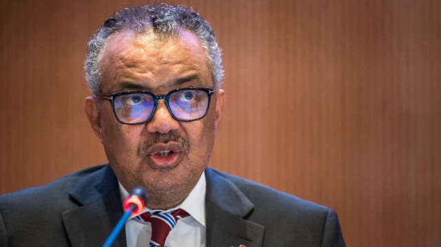 Le directeur général de l'Organisation mondiale de la santé (OMS), Tedros Adhanom Ghebreyesus (à droite), prononçant son discours lors de la journée d'ouverture de la 77e Assemblée mondiale de la santé, à Genève, le 27 mai 2024. Le chef de l'OMS a exhorté les pays à conclure un accord mondial historique sur la gestion des futures pandémies, après avoir manqué une date butoir.