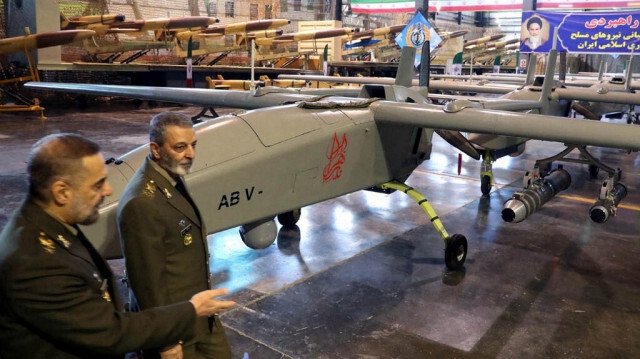 Le ministre iranien de la Défense, le général de brigade Mohammad Reza Ashtiani, et le commandant en chef de l'armée iranienne, le général Abdolrahim Mousavi, en train d'inspecter de nouveaux drones présentés dans une salle d'exposition du ministère de la Défense à Téhéran, le 23 janvier 2024.