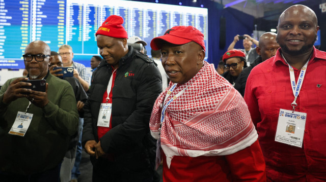 Le leader des Combattants pour la liberté économique (EFF), Julius Malema (2e à droite), arrivant pour donner une conférence de presse au Centre national des résultats de la Commission électorale indépendante (IEC) au Centre de convention Gallagher à Midrand, le 1er juin 2024. L'ANC, le parti au pouvoir en Afrique du Sud, attendait samedi la confirmation imminente qu'il avait perdu sa majorité absolue vieille de trois décennies et qu'il devrait trouver des alliés s'il voulait rester au pouvoir.