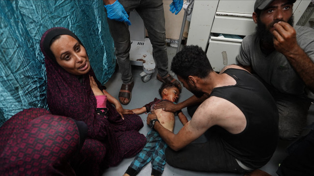 La mère (à gauche) de l'enfant palestinien Khaled Abu Samaha pleurant alors que les tentatives de sauvetage se poursuivent à son arrivée à l'hôpital Al-Aqsa Martyrs dans le centre de la bande de Gaza après qu'il ait été gravement blessé lors d'un bombardement israélien sur une maison dans la ville de Nuseirat le 27 mai 2024, au milieu des batailles incessantes entre Israël et le groupe militant palestinien Hamas.