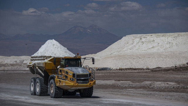 Un camion transporte du chlorure de magnésium depuis la mine de lithium de la société chilienne SQM (Sociedad Quimica Minera) dans le désert d'Atacama, à Calama, au Chili, le 12 septembre 2022.