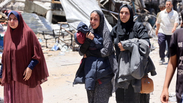 Une femme palestinienne réagit en marchant dans une rue dévastée du camp de réfugiés de Jabalia, dans le nord de la bande de Gaza, après être revenue brièvement avec d'autres personnes qui cherchaient à vérifier leurs maisons, le 31 mai 2024, dans le cadre du conflit actuel entre Israël et le groupe militant du Hamas.