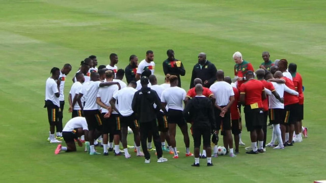 L'équipe nationale de football du Cameroun à l'entraînement avec le sélectionneur Marc Brys.