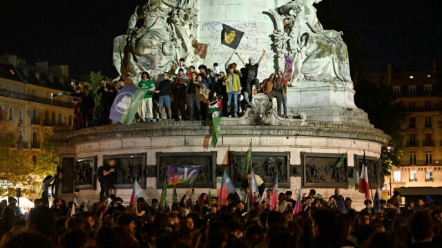Plusieurs centaines de personnes ont manifesté sur la place de la République, dans le centre de Paris, contre la victoire du parti d'extrême droite français Rassemblement national (RN) aux élections européennes, prenant une position de force dans les élections législatives anticipées convoquées par le président français après les résultats des élections, à Paris, le 9 juin 2024.