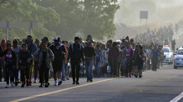Des migrants se dirigent vers la frontière avec les États-Unis dans la commune d'Arriaga, dans l'État du Chiapas, au Mexique, le 8 janvier 2024.
