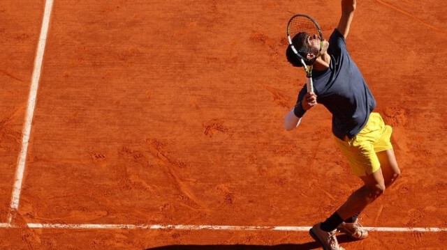 Carlos Alcaraz remporte son premier tournoi sur terre battue à Roland Garros, à Paris, le 9 juin 2024.