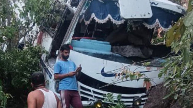 Aprés l'embuscade, le conducteur a perdu le contrôle et le car a chuté. Neuf personnes sont mortes et 23 ont été blessées.