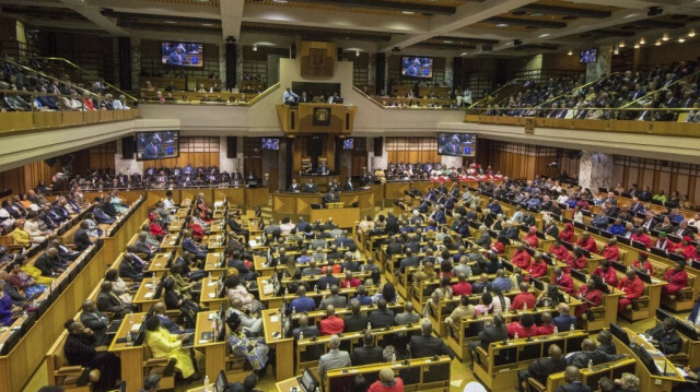 Le président sud-africain Cyril Ramaphosa (C) prononce son discours annuel sur l'état de la nation devant le Parlement au Cap, le 20 juin 2019.