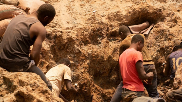 Des mineurs artisanaux explorent de cobalt et de cuivre dans la mine artisanale de Shabara, près de Kolwezi, le 12 octobre 2022. Environ 20 000 personnes travaillent à Shabara, en groupes de 5 000 personnes à la fois.