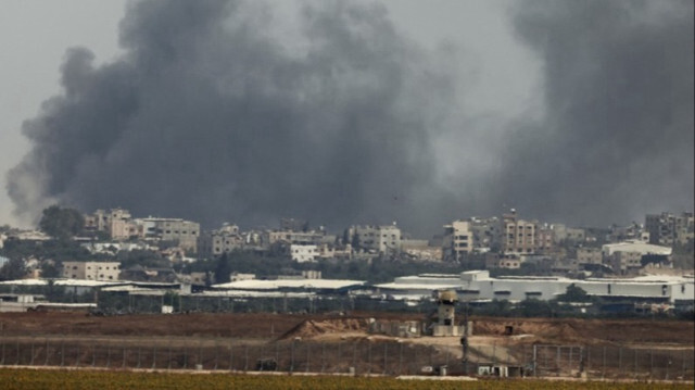 De la fumée s'élève à la suite d'un bombardement israélien dans la Bande de Gaza.