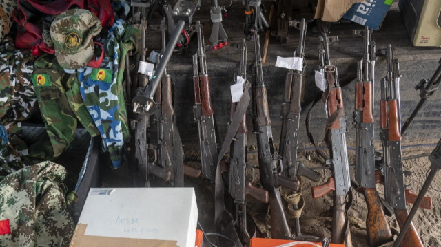 Des armes et des uniformes militaires utilisés par les accusés d'une tentative de coup d'État manqué sont exposés lors de la première audience du procès à la prison de Ndolo à Kinshasa, le 7 juin 2024.