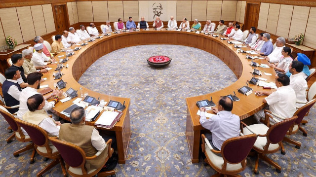 Le Premier ministre indien Narendra Modi (au Centre) tenant la première réunion du cabinet, à New Delhi le 10 juin 2024.