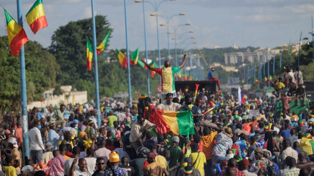 Les participants se réunissent en brandissant les drapeaux nationaux du Mali lors des festivités marquant l'indépendance du Mali et une marche contre la Mission multidimensionnelle intégrée des Nations Unies pour la stabilisation au Mali (MINUSMA) sur la place de l'Indépendance à Bamako, le 22 septembre 2022.