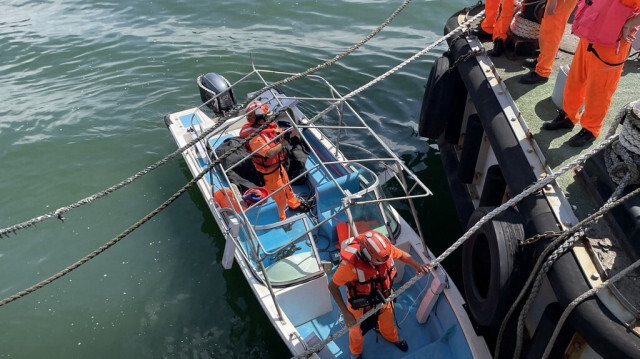 Le personnel des gardes-côtes taïwanais à bord d'un bateau appartenant à un Chinois dans le port de Tamsui, dans la ville de New Taipei, le 11 juin 2024.