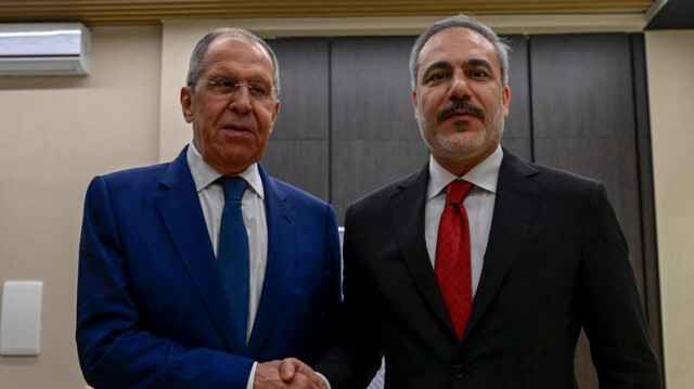 Le ministre turc des Affaires étrangères, Hakan Fidan (D) et le ministre russe des Affaires étrangères, Serguei Lavrov (G) en marge de la réunion BRICS à Nizhny Novgorod en Russie, le 11 juin 2024.