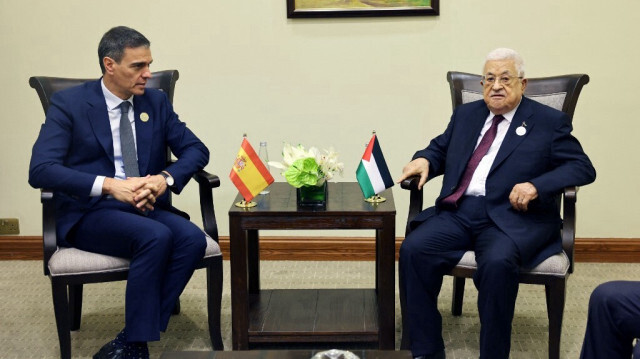 Cette photo fournie par le bureau de presse de l'Autorité palestinienne (PPO) montre le président de l'Autorité palestinienne Mahmud Abbas (à droite) rencontrant le Premier ministre espagnol Pedro Sanchez en marge d'une conférence à la mer Morte en Jordanie, le 11 juin 2024. 