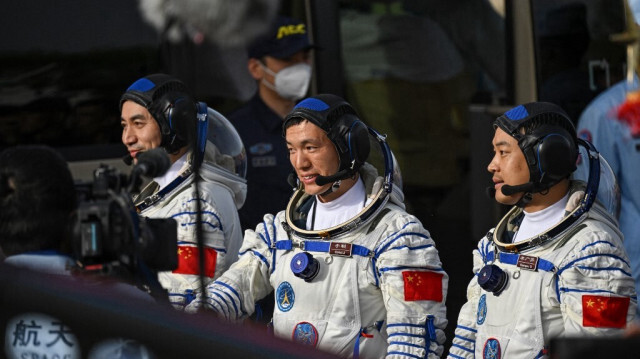 Les astronautes de la mission spatiale chinoise Shenzhou-18 (de gauche à droite) Ye Guangfu, Li Cong et Li Guangsu sont vus lors d'une cérémonie de départ avant de monter dans un bus qui les conduira au vaisseau spatial Shenzhou-18 au centre de lancement de satellites de Jiuquan, dans le désert de Gobi, dans le nord-ouest de la Chine, le 25 avril 2024.