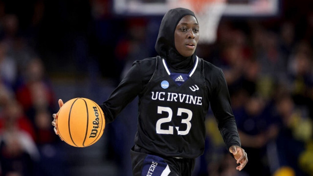 La basketteuse musulmane française Diaba Konaté, ici lors du tournoi de basketball féminin de la NCAA à Washington, le 23 mars 2024,  a déclaré le 11 juin 2024 qu'elle espérait représenter son pays aux Jeux Olympiques de Paris, mais qu'elle n'en avait pas la possibilité car elle porte un voile. 