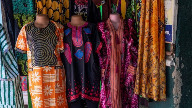 Vue d'une boutique de vente des vêtements en tissus Adire à Abeokuta, le 21 mai 2024. Le tissu, teint à l'indigo, met en valeur la culture des Yorubas, une ethnie influente du Nigeria.