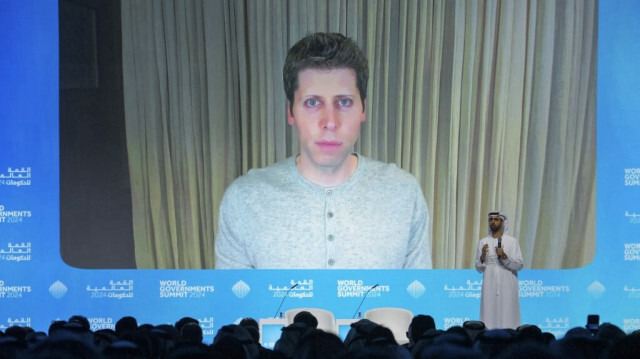 Sam Altman, PDG d'OpenAI (à l'écran) s'entretient lors d'un appel vidéo avec Omar al-Olama, ministre d'État chargé de l'intelligence artificielle, de l'économie numérique et des applications de travail à distance, lors du Sommet mondial des gouvernements à Dubaï, le 13 février 2024.