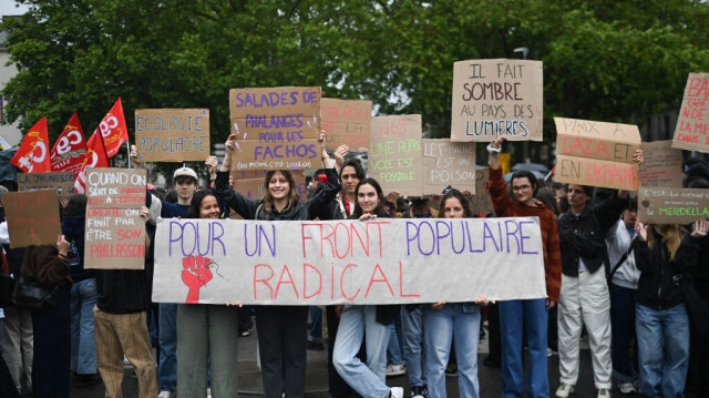 Des manifestants brandissent des pancartes et chantent contre le parti d'extrême droite français, le Rassemblement national (RN), après sa victoire aux élections européennes, à Nantes, dans l'ouest de la France, le 10 juin 2024.