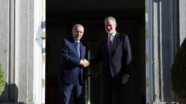 Le Président turc, Recep Tayyip Erdogan (G) et le roi Felipe VI d'Espagne (D) avant le 8e sommet intergouvernemental Turquie-Espagne à Madrid en Espagne, le 12 juin 2024.