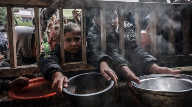 Des enfants palestiniens déplacés se rassemblent dans une école publique pour recevoir de la nourriture à Rafah, dans le sud de la bande de Gaza.