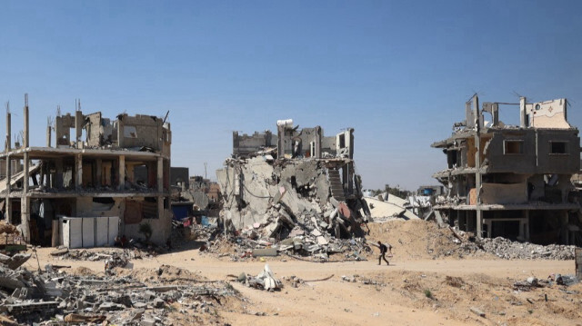 Un homme passe devant des bâtiments détruits lors du bombardement israélien de Khan Younès, dans le sud de la bande de Gaza, le 11 juin 2024.