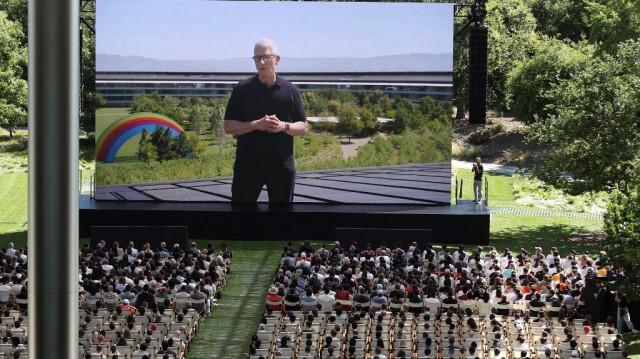 Tim Cook, PDG d'Apple, prononce un discours au début de la conférence mondiale des développeurs d'Apple (WWDC), le 10 juin 2024 à Cupertino, en Californie.