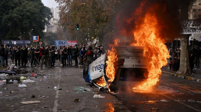 Une voiture de la radio Cadena 3 incendiée lors d'une manifestation devant le Congrès national à Buenos Aires, en Argentine, le 12 juin 2024. 